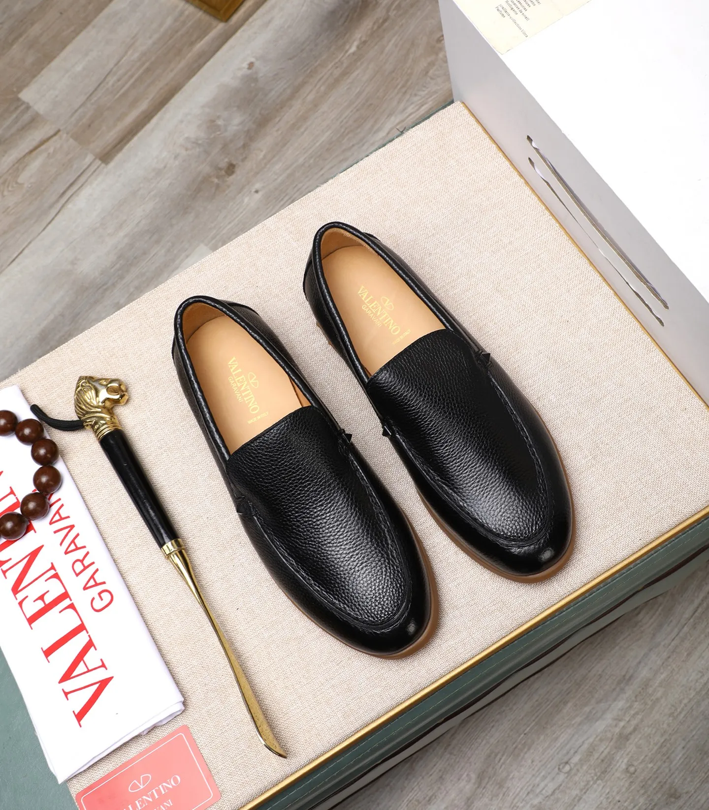Men's shoes 💰520 [Valentino-Valentino] High-quality boutique men's shoes. The same style as the celebrities, original and authentic.✅ Made of imported cowhide + original apricot cowhide lining. The French luxury model is priced at 14,080 Swiss francs. It is also a Paris Fashion Week catwalk model. A brand can be deeply rooted in your heart, and a pair of shoes can make you linger. What you wear is not only noble, but also an aura. 👻Standard 38-45